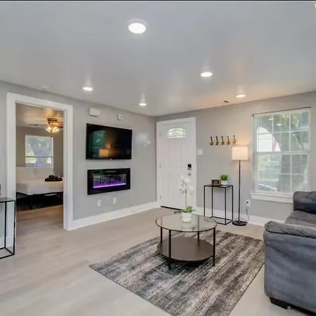 Two-Bedroom Townhouse In Downtown Houston